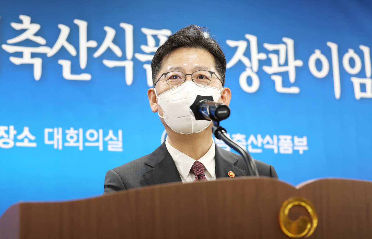 김현수 농림축산식품부 장관이 10일 오후 세종시 정부세종청사에서 열린 이임식에서 이임사하고 있다. [연합]