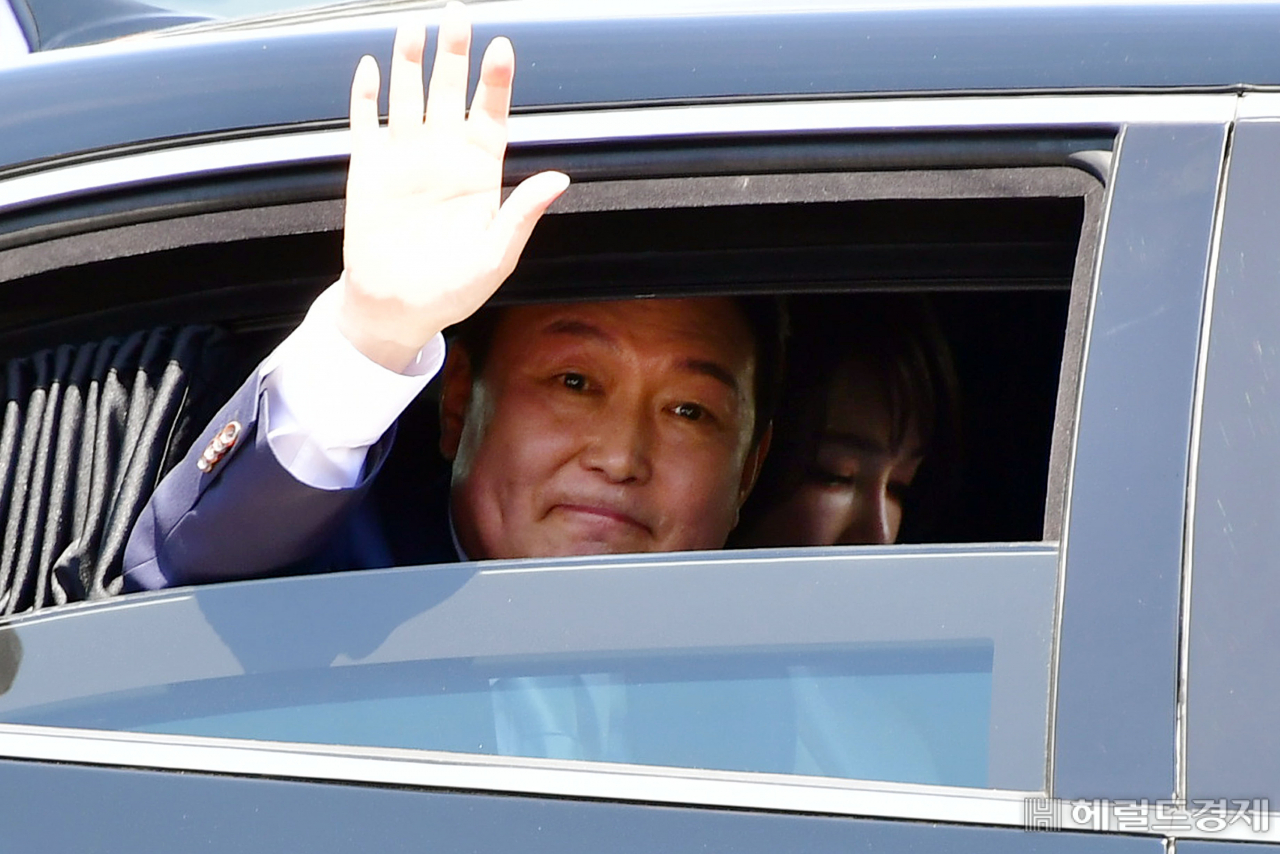 윤석열 대통령이 10일 국회에서 열린 제20대 대통령 취임식을 마치고 손을 흔들어 인사하며 용산 대통령집무실로 향하고 있다. 이상섭 기자