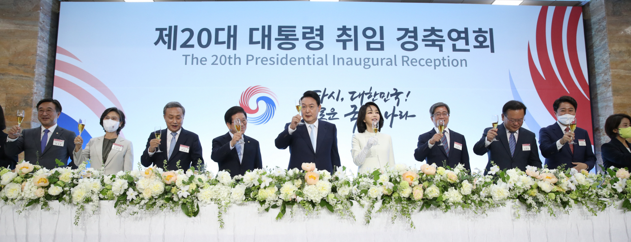 윤석열 대통령과 김건희 여사가 10일 서울 여의도 국회 로텐더홀에서 열린 경축 연회에서 건배하고 있다. 건배주는 6개 지역의 전통 우리 술이다. [연합]