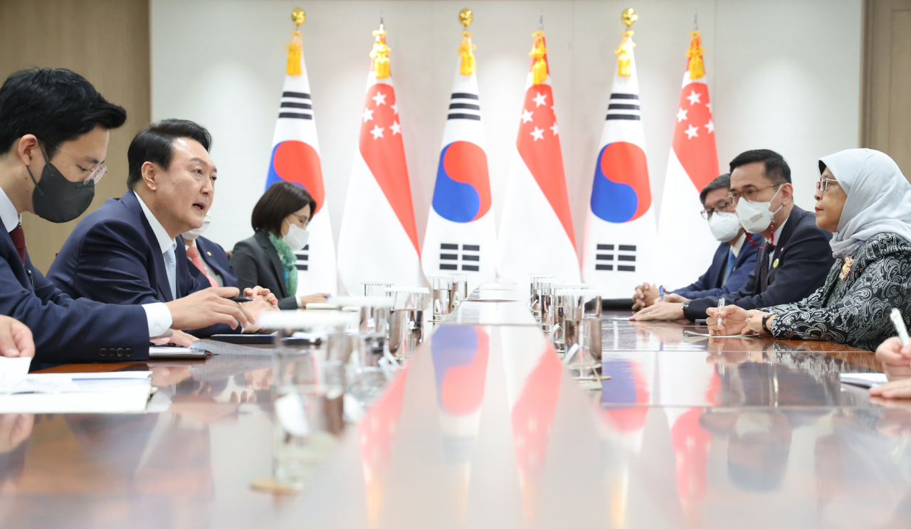 윤석열 대통령이 10일 오후 서울 용산 대통령 집무실에서 할리마 야콥 싱가포르 대통령과 정상환담을 하고 있다. [연합]