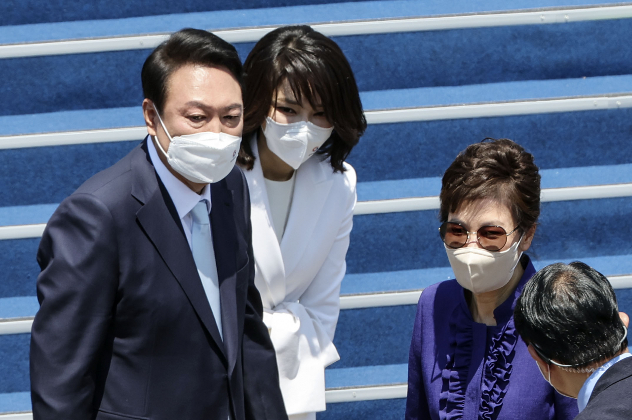 윤석열 대통령과 부인 김건희 여사가 10일 국회에서 열린 제20대 대통령 취임식을 마친 뒤 박근혜 전 대통령을 환송하고 있다. [연합]