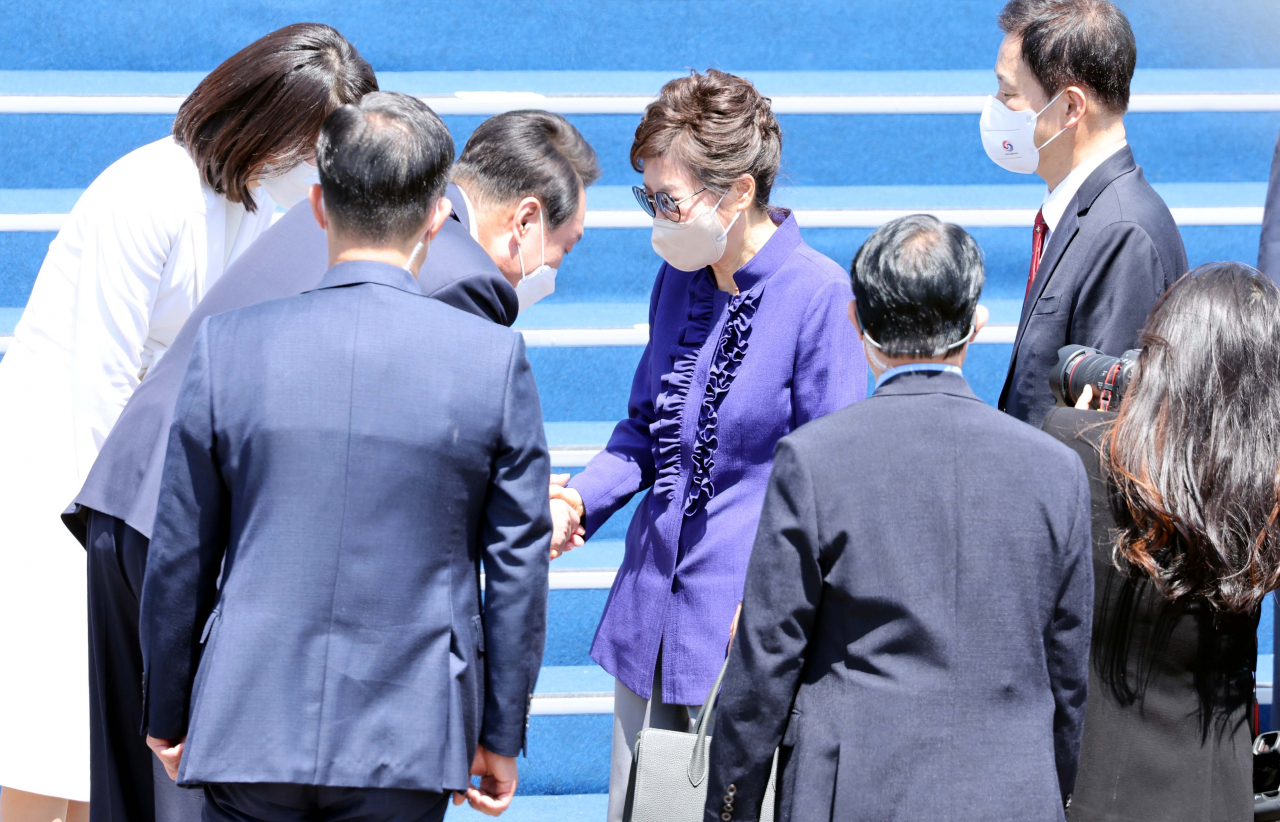 윤석열 대통령이 10일 국회에서 열린 제20대 대통령 취임식이 끝난 뒤 박근혜 전 대통령을 배웅하고 있다. [연합]