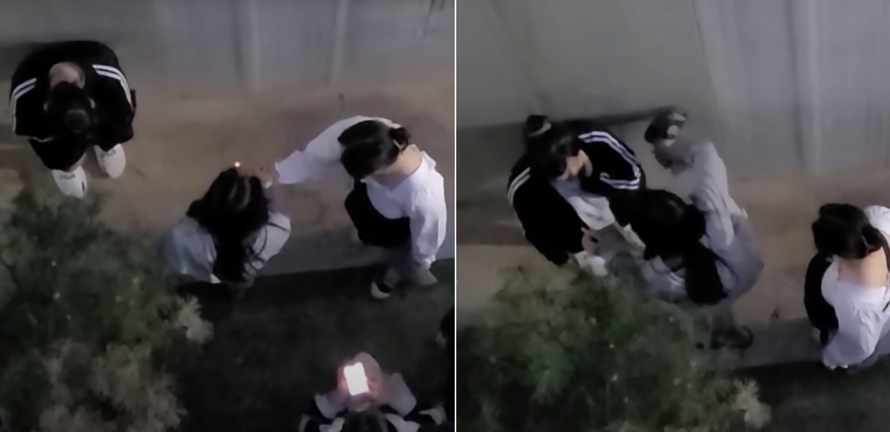서울 강동구의 한 공사장 인근에서 10대 청소년들이 또래 학생 1명을 집단폭행하는 모습이 영상에 담겼다. [온라인 커뮤니티]