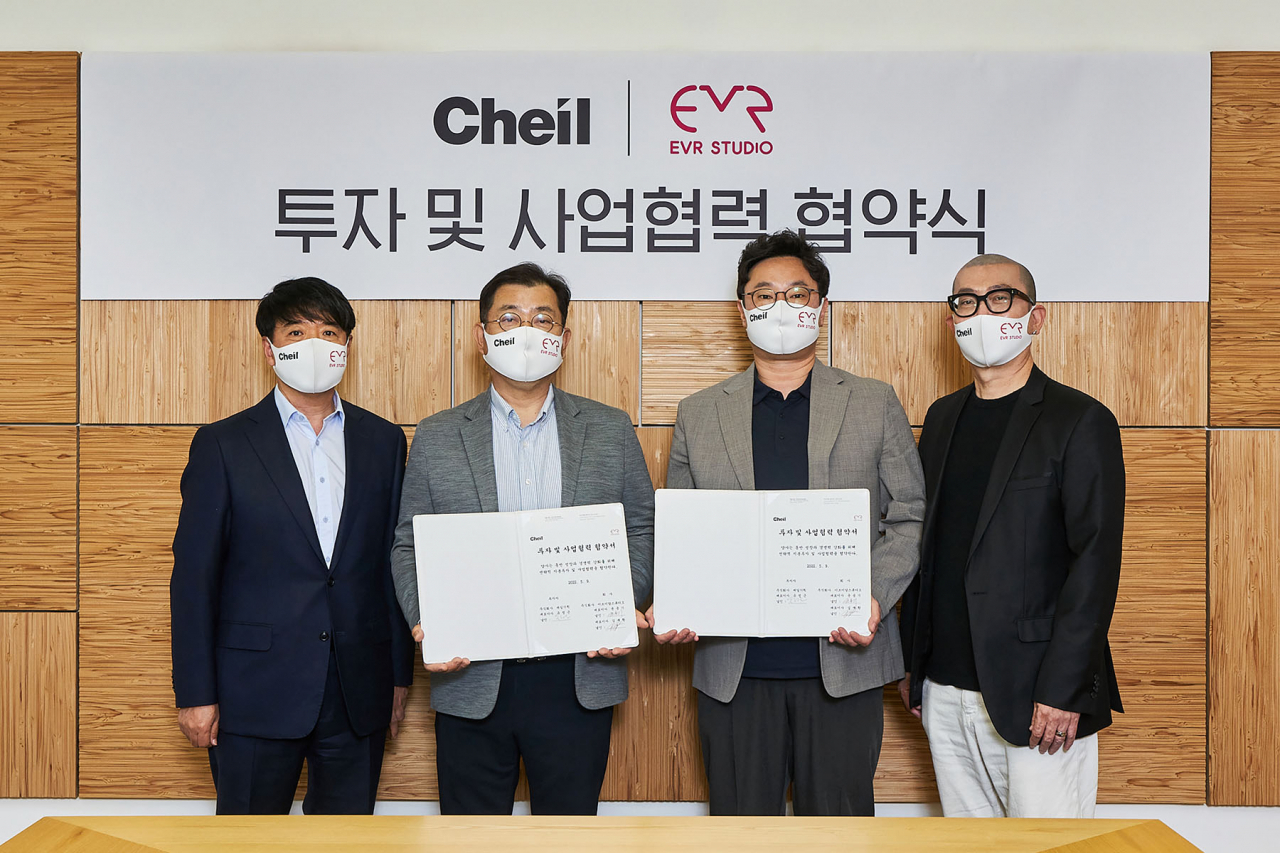 제일기획과 이브이알스튜디오 경영진의 투자 및 사업협력 협약식에서 기념 촬영을 하고 있는 정홍구(왼쪽부터) 제일기획 경영지원 실장, 유정근 제일기획 대표이사, 김재환·윤용기 이브이알스튜디오 대표 [제일기획 제공]