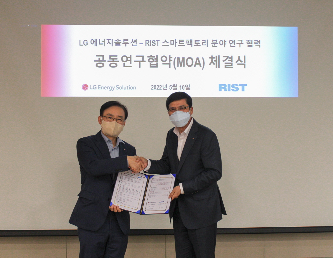 김명환(왼쪽) LG에너지솔루션 CPO(생산·구매 최고책임자) 사장과 남수희 포항산업과학연구원 원장이 지난 10일 충북 흥덕구 LG에너지솔루션 오창공장에서 열린 ‘스마트팩토리 공동연구협약 체결식’에서 기념사진을 촬영하고 있다. [LG에너지솔루션 제공]