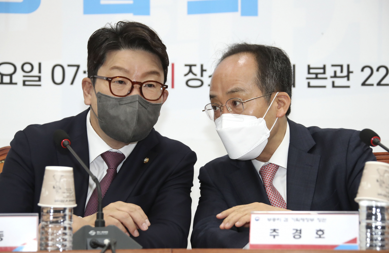 권성동 국민의힘 원내대표(왼쪽)와 추경호 경제부총리 겸 기획재정부 장관 등 참석자들이 11일 국회에서 소상공인 손실보상 등을 위한 제2회 추경안 관련 당정 협의에서 대화를 나누고 있다. [연합]