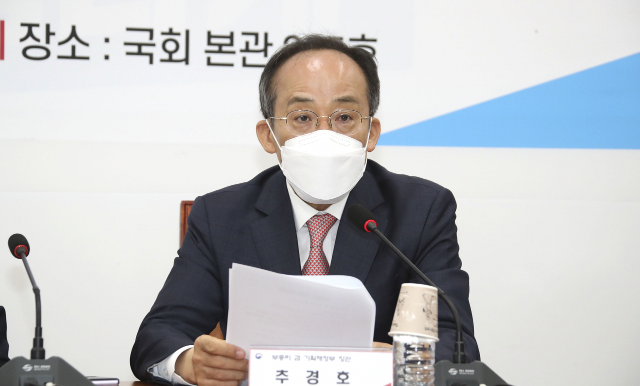 Finance Minister Choo Kyung-ho speaks at a meeting with lawmakers from the ruling People Power Party on Wednesday. (Yonhap)