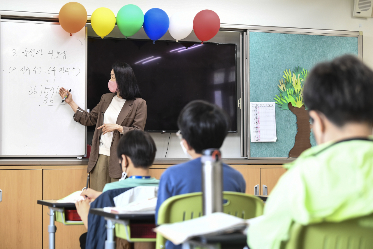 전국 모든 학교에서 정상 등교가 이뤄진 지난 2일 서울 광진구 광장초등학교 학생들이 가림판이 제거된 자리에서 수업을 듣고 있다. [연합]