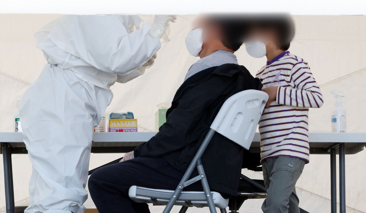 A person waits at a makeshift clinic in central Seoul on May 1, to get tested for COVID-19. (Yonhap)