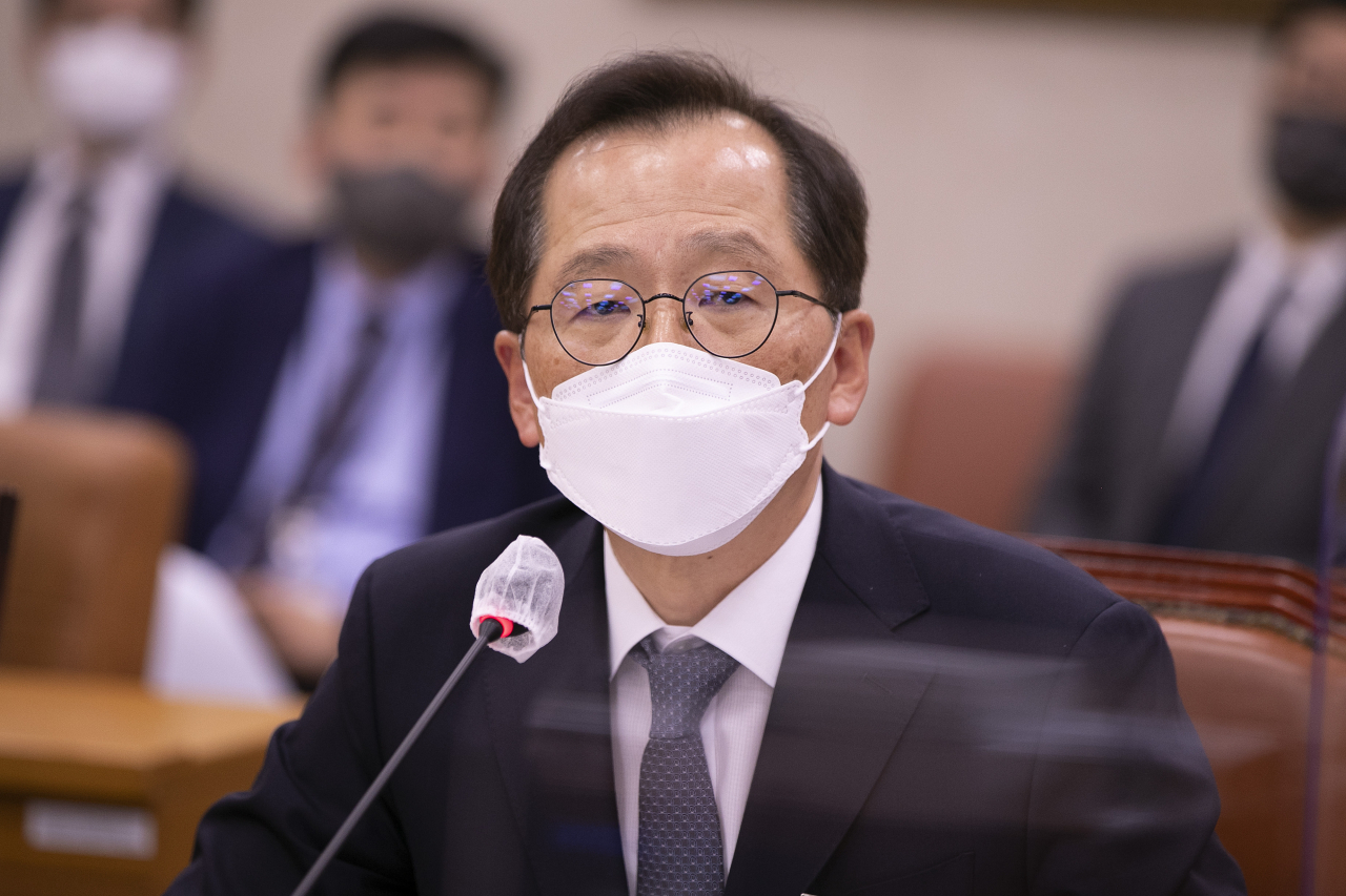 조승환 해양수산부 장관이 지난 4일 국회에서 열린 인사청문회에서 의원들의 질의에 답변하고 있다. 윤석열 정부 초대 해양수산부 장관으로 임명된 조승환 장관은 11일 “미래 세대를 위한 해양수산 전 분야의 지속가능성 확보에 새 정부 해양수산 정책의 주안점을 두고, 도약하는 해양경제, 활력 넘치는 바다공동체 구현하겠다”고 말했다. [연합]