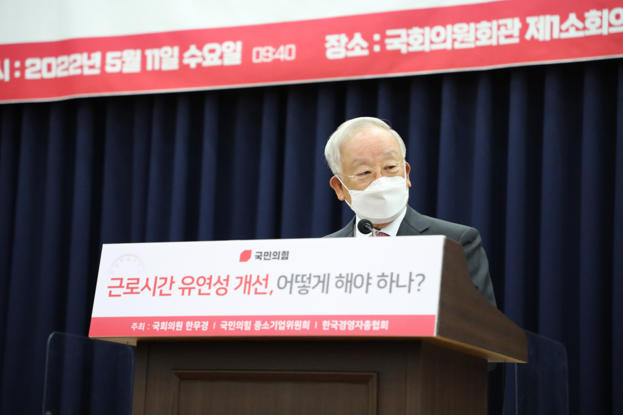 손경식 한국경영자총협회 회장이 11일 국회의원회관 제1소회의실에서 열린 '근로시간 유연성 개선 방안 토론회'에서 개회사를 하고 있다. [경총 제공]