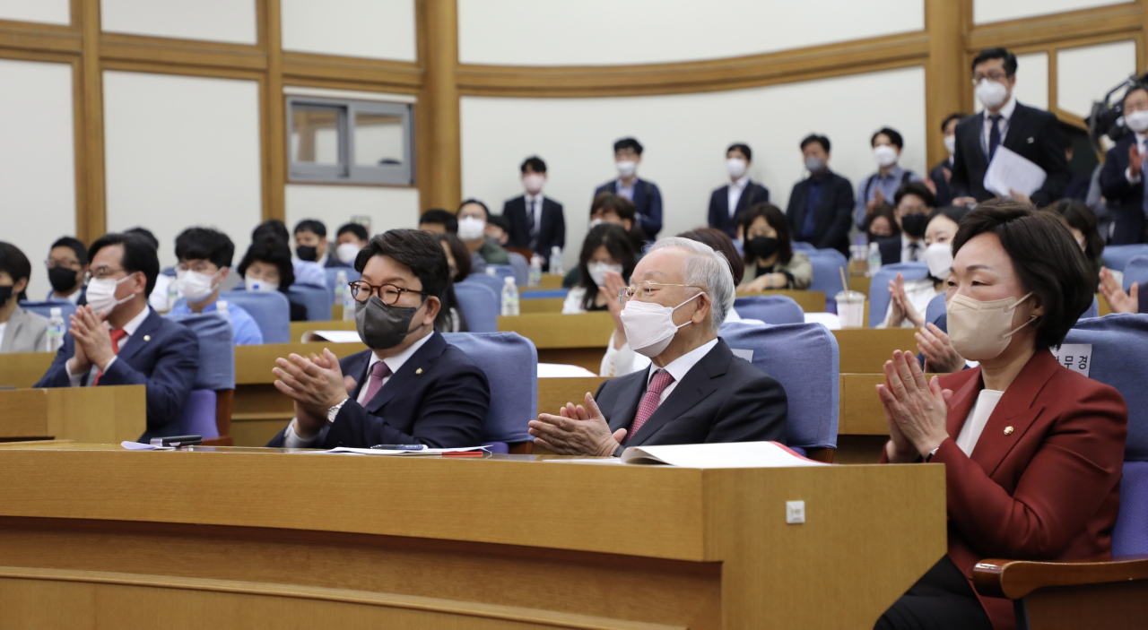 권성동 국민의힘 원내대표(왼쪽부터), 손경식 한국경영자총협회 회장, 한무경 국회의원이 11일 국회의원회관 제1소회의실에서 열린 '근로시간 유연성 개선 방안 토론회'에서 참석자의 발제를 경청하고 있다. [경총 제공]