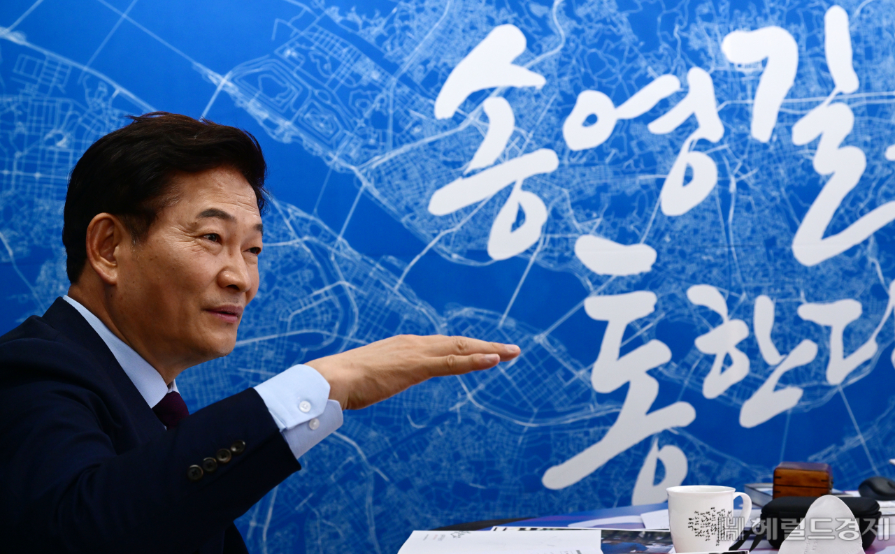 송영길 더불어민주당 서울시장 후보가 10일 오후 서울 중구 선거사무실에서 본지와 인터뷰를 하고 있다 . [사진=박해묵 기자]