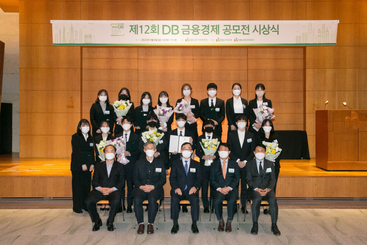 지난 6일 DB 금융경제 공모전 시상식에서 심사위원장 고봉찬 서울대학교 경영대 교수(사진 아랫줄 가운데), 이성택 금융연구소 부회장(사진 오른쪽 두번째), DB그룹 임원진과공모전 수상자들이 기념촬영을 하고 있다.