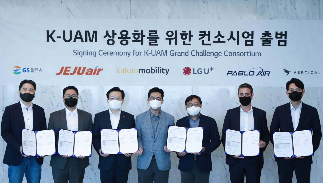 지난 10일 서울 강서구 LG사이언스파크에서 UAM 컨소시엄 협약식이 개최됐다. 왼쪾부터 이상엽 LG유플러스 전무, 유승일 카카오모빌리티 부사장, 김이배 제주항공 대표, 박일평 LG사이언스파크 사장, 장인영 GS칼텍스 부사장, 에두아르도 버티컬 에어로스페이스 최고상용화책임자, 김영준 파블로항공 대표. [GS칼텍스 제공]