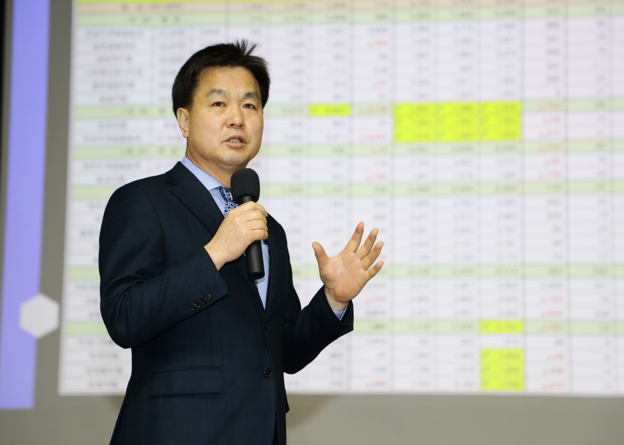 김진균 수협은행장은 지난 9일 서울 송파구 수협은행 본사에서 ‘2022년 제1차 DT추진위원회’를 주재하고 각 사업부문별 디지털 전환 로드맵과 디지털 신사업 추진현황 등을 점검했다. 사진은 지난 1월 ‘2022년 수협은행 제1차 경영전략회의’에 참석한 김진균 은행장이 2022년 경영목표와 과제를 설명하는 모습.[Sh수협은행 제공]