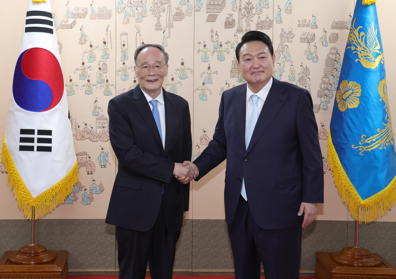 윤석열 대통령이 10일 오후 서울 용산 대통령 집무실 앞에서 왕치산 중국 국가 부주석과 기념촬영을 하고 있다. [연합]