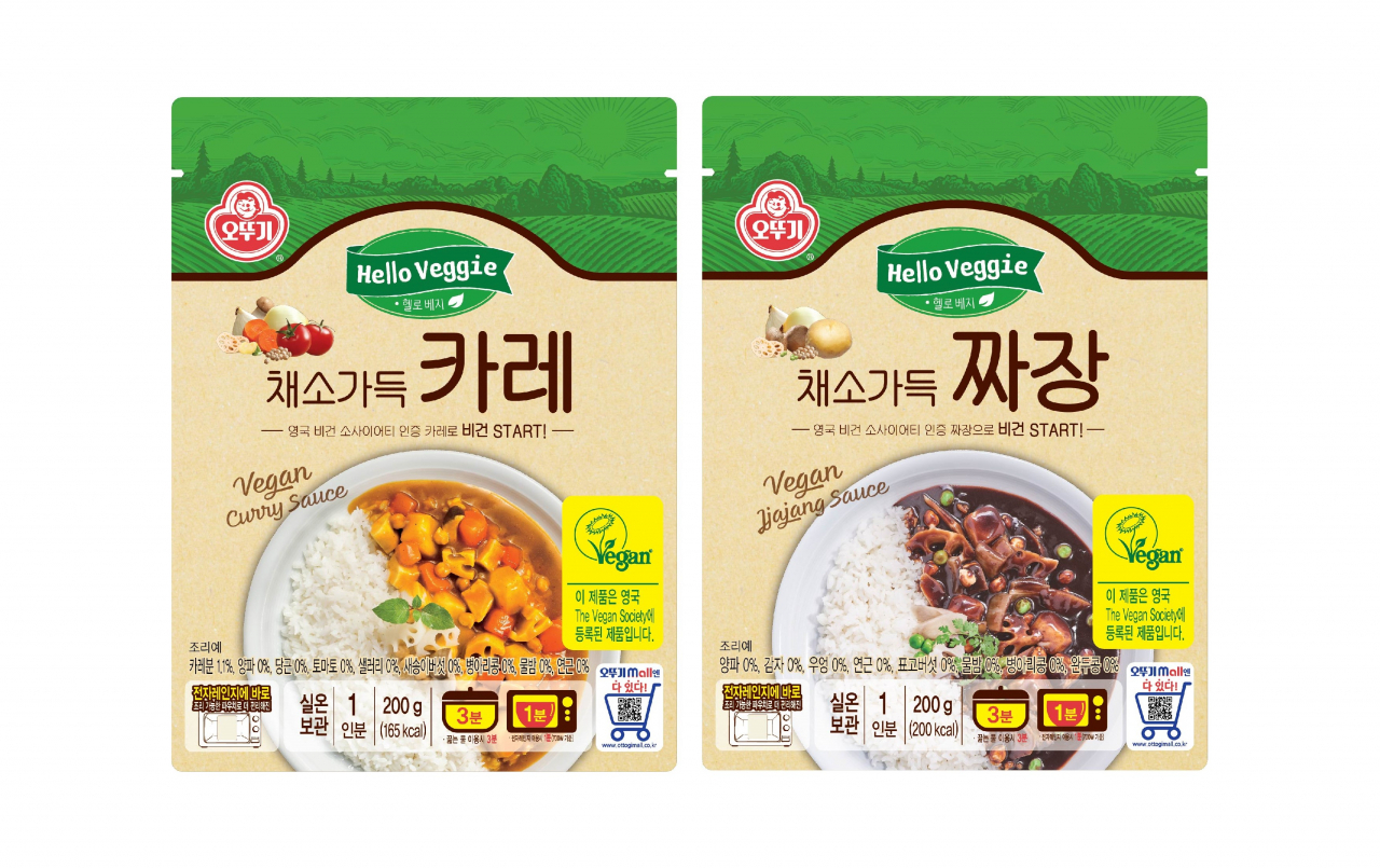 오뚜기가 비건 전문 브랜드 ‘헬로베지(Hello Veggie)’를 론칭하고, 첫 제품으로 ‘채소가득카레’, ‘채소가 짜장’을 선보인다. [오뚜기 제공]