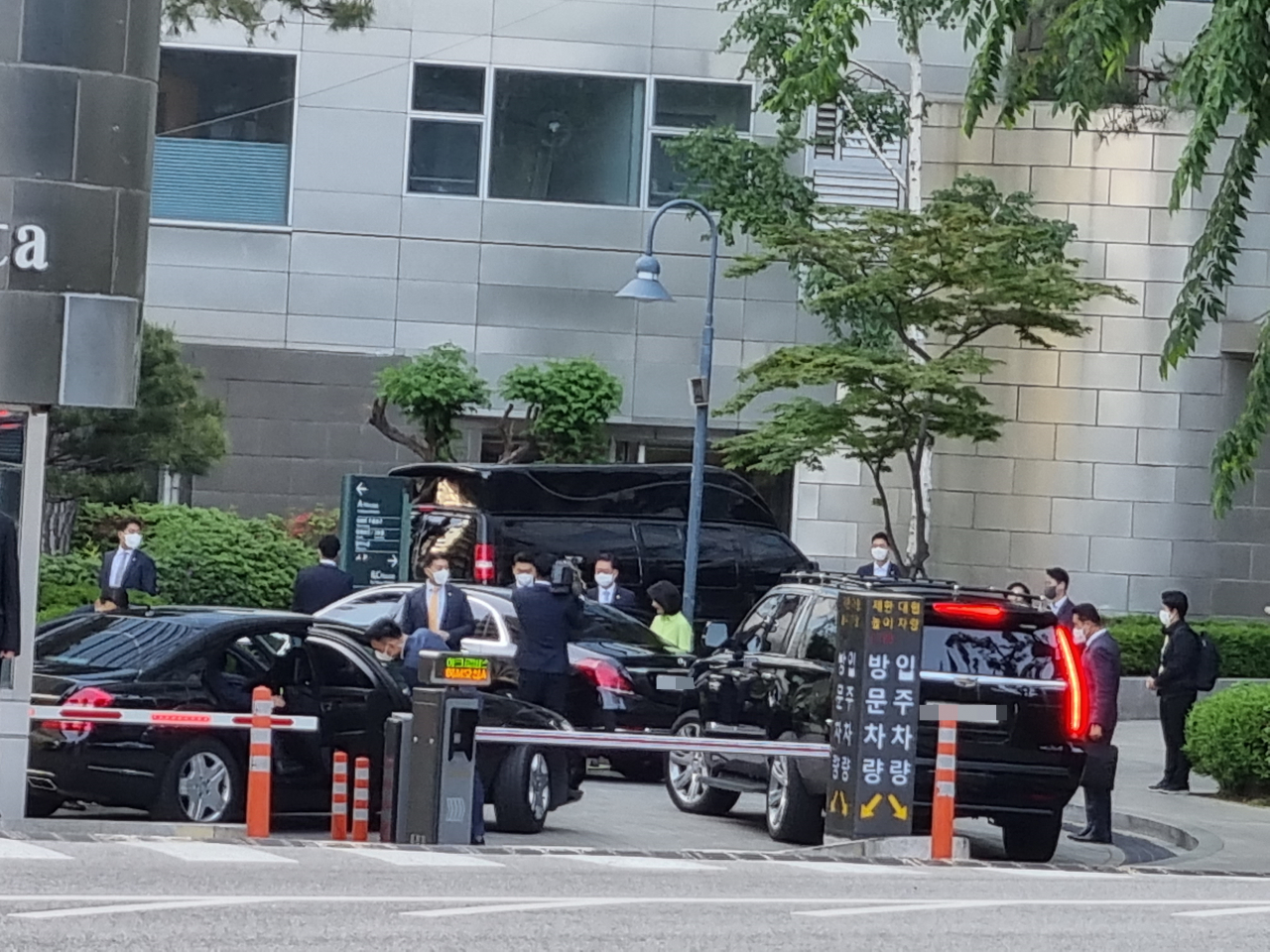 11일 오전 8시 21분께 윤석열 대통령이 자택에서 나와 의전차량에 탑승하고 있다. 부인 김건희 여사도 이날 연두색 티셔츠를 입고 윤 대통령을 배웅하고 있다. 김영철 기자