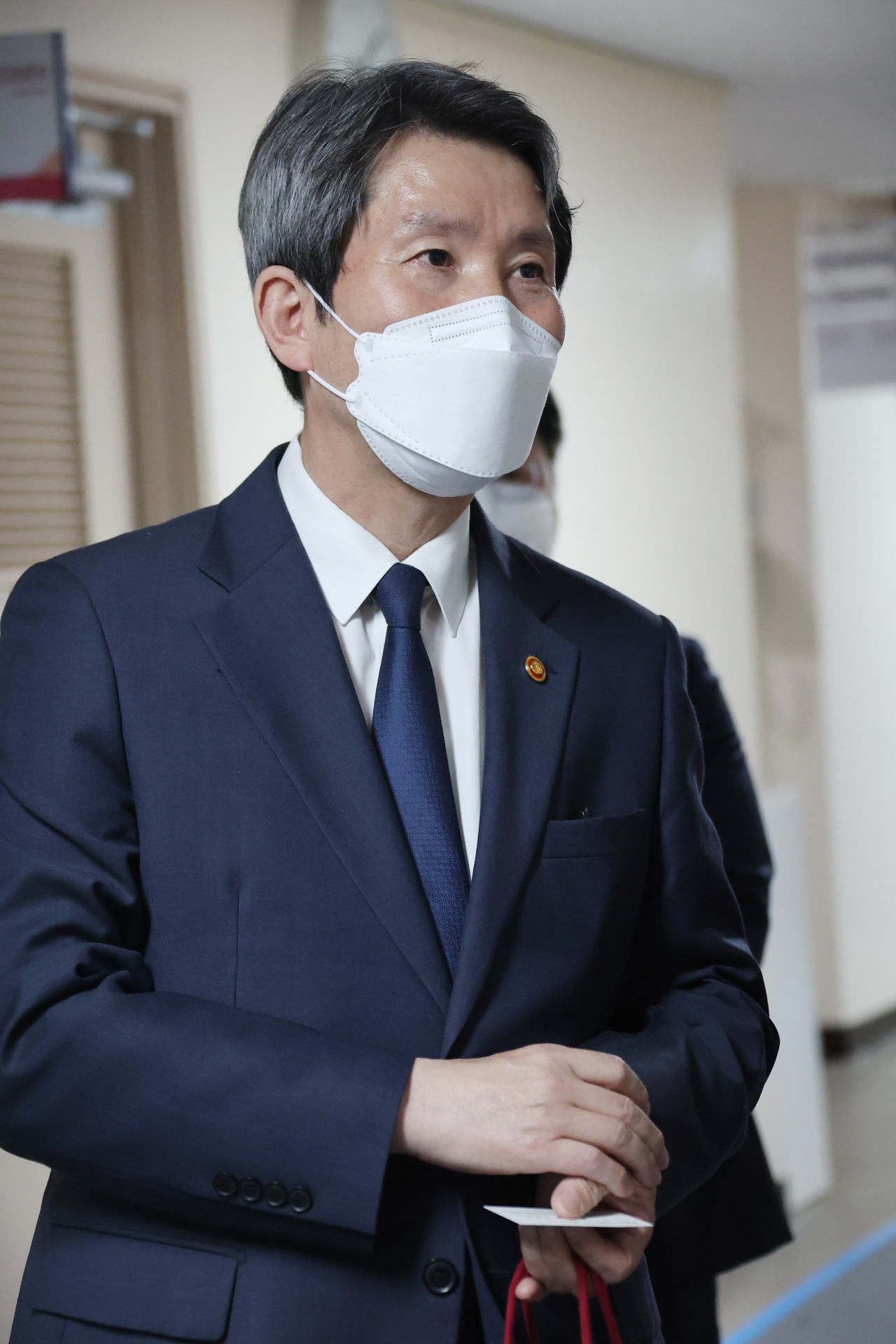 현 정부 임기가 끝나는 지난 9일 일괄 사퇴하겠다는 뜻을 밝힌 이인영 통일부 장관이 이날 오후 정부서울청사에 출근하고 있다. 연합뉴스