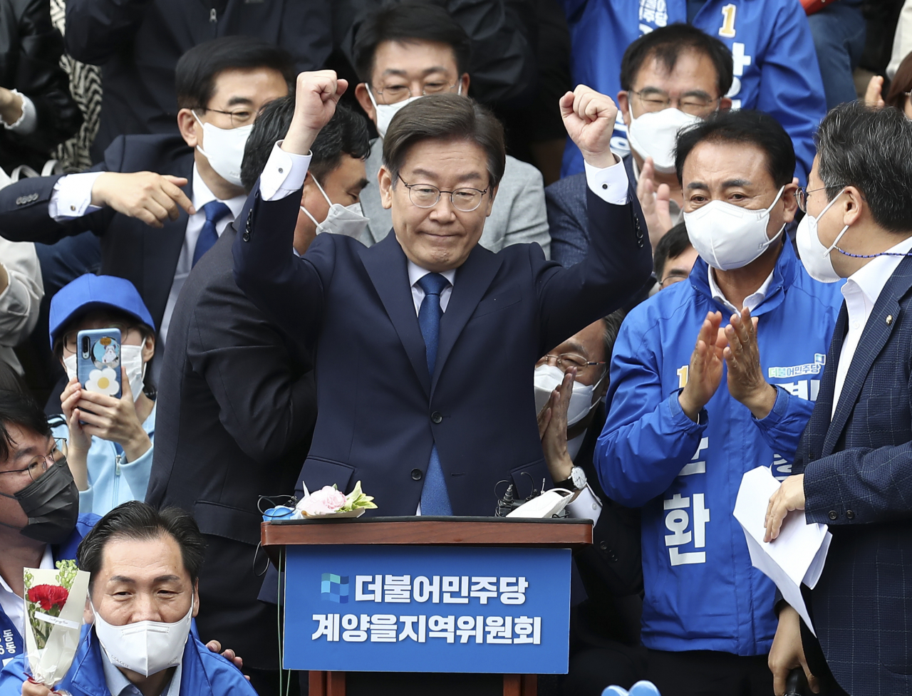 더불어민주당 이재명 전 경기지사가 지난 8일 인천 계양산 야외공연장에서 계양을 국회의원 보궐선거 출마 선언 기자회견을 하고 있다. [연합]