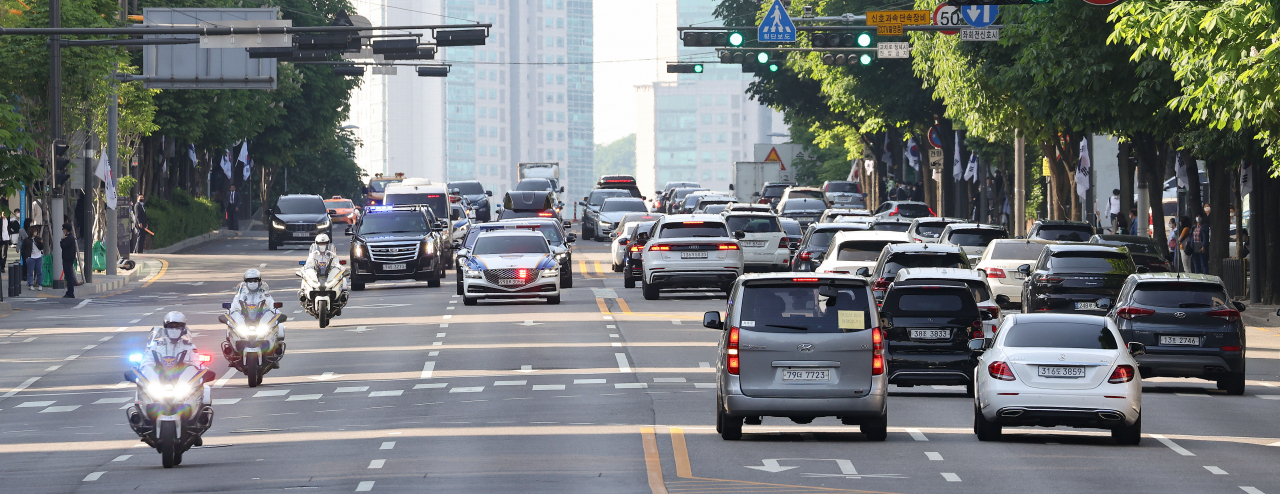A motorcade carries President Yoon Suk-yeol from his private home in southern Seoul to his office in Yongsan on Wednesday. (Yonhap)
