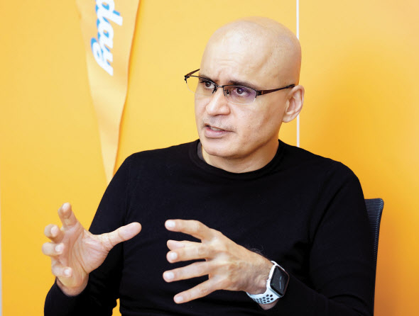 워크데이(Workday)의 산딥 샤르마(Sandeep Sharma) 아시아 사장은 10일 서울 강남구 테헤란로 워크데이 사옥에서 진행된 인터뷰에서 “엔데믹 시대 기업은 이제 디지털 전환의 수준을 높여야 한다”고 말했다. [워크데이 제공]