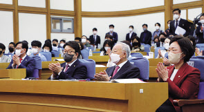 권성동(왼쪽부터) 국민의힘 원내대표, 손경식 한국경영자총협회 회장, 한무경 국회의원이 11일 국회의원회관 제1소회의실에서 열린 ‘근로시간 유연성 개선 방안 토론회’에서 참석자의 발제를 경청하고 있다. [경총 제공]