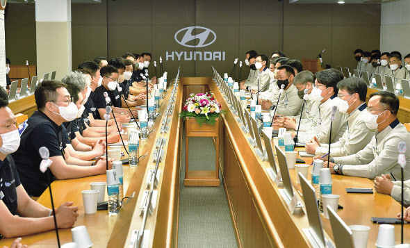 현대자동차 노사 대표가 지난 10일 울산공장 본관 동행룸에서 2022년 임금협상 상견례를 하고 있다. [연합]