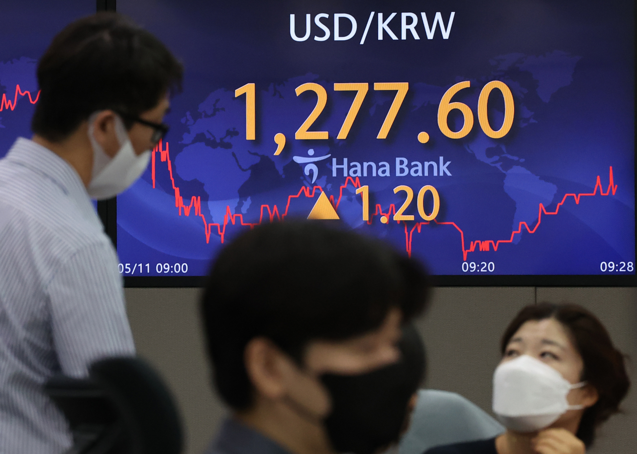 11일 오전 서울 중구 을지로 하나은행 본점 딜링룸 현황판에 원/달러 환율이 표시돼 있다. 이날 서울 외환시장에서 원/달러 환율은 환율은 1.3원 오른 1277.7원으로 출발했다 [연합]