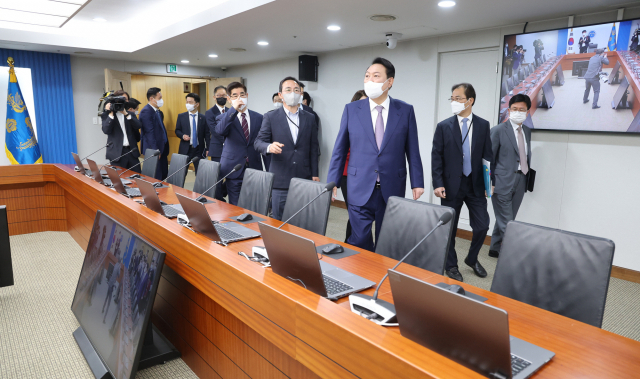 윤석열 대통령이 11일 오전 서울 용산 대통령실 청사 국무회의장을 둘러보고 있다. 윤 대통령은 전날 국회에서 20대 대통령 취임식을 했으며, 윤석열 정부는 본격적인 용산 시대를 열었다. [연합]