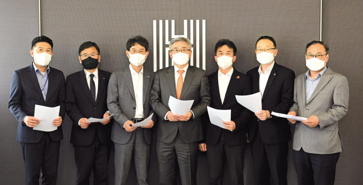 2022년 헤럴드경제 자본시장대상 심사위원회가 지난달 21일 오후 서울 용산구 헤럴드스퀘어 4층 대회의실에서 개최됐다. 이날 심사위원회에서 한국투자증권이 자본시장대상에 선정되는 영예를 안았다. 사진 왼쪽부터 류성재 금융위원회 서기관, 고창섭 한국예탁결제원 자산운용지원 본부장, 송영훈 한국거래소 유가증권시장본부 본부장보, 안희준 심사위원장, 황세운 자본시장연구원 선임연구위원, 이창화 금융투자협회 증권·선물부문 대표, 김영상 헤럴드경제 편집국장. 박해묵 기자.