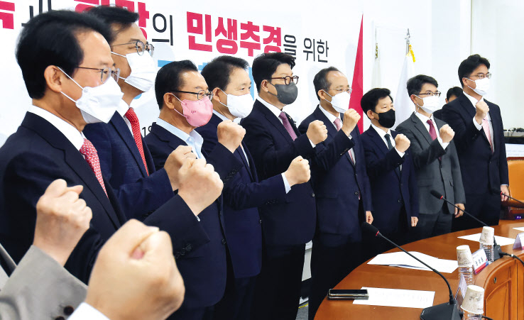 윤석열정부가 출범한 이후 처음으로 11일 당정회의가 개최됐다. 이날 당정회의에서는 코로나 영업제한으로 피해를 본 소상공인 및 자영업자 370만명을 대상으로 1인당 최소 600만원을 지원키로 했다. 권성동(가운데) 국민의힘 원내대표와 추경호 경제부총리 겸 기획재정부 장관 등 참석자들이 국회에서 소상공인 손실보상 등을 위한 제2회 추경안 관련 당정 협의에서 기념촬영을 하고 있다. 뒤편에 ‘회복과 희망의 민생추경을 위한 당정협의’라는 글귀가 걸려 있다. [연합]