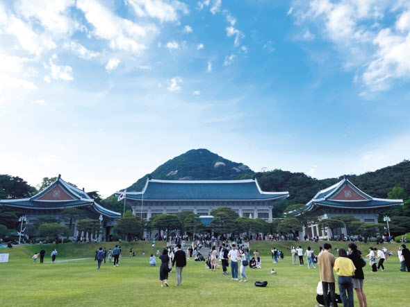 지난 10일 오후 6시30분께 청와대 본관 건물 앞에서 사진을 찍는 시민들의 모습. 김희량 기자