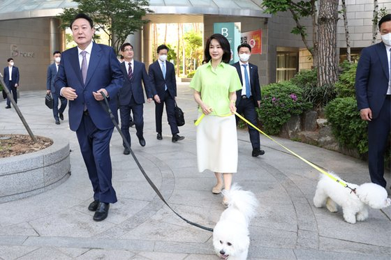 형광색 셔츠 입은 김건희, ‘퍼스트독’과 尹 첫 출근 배웅