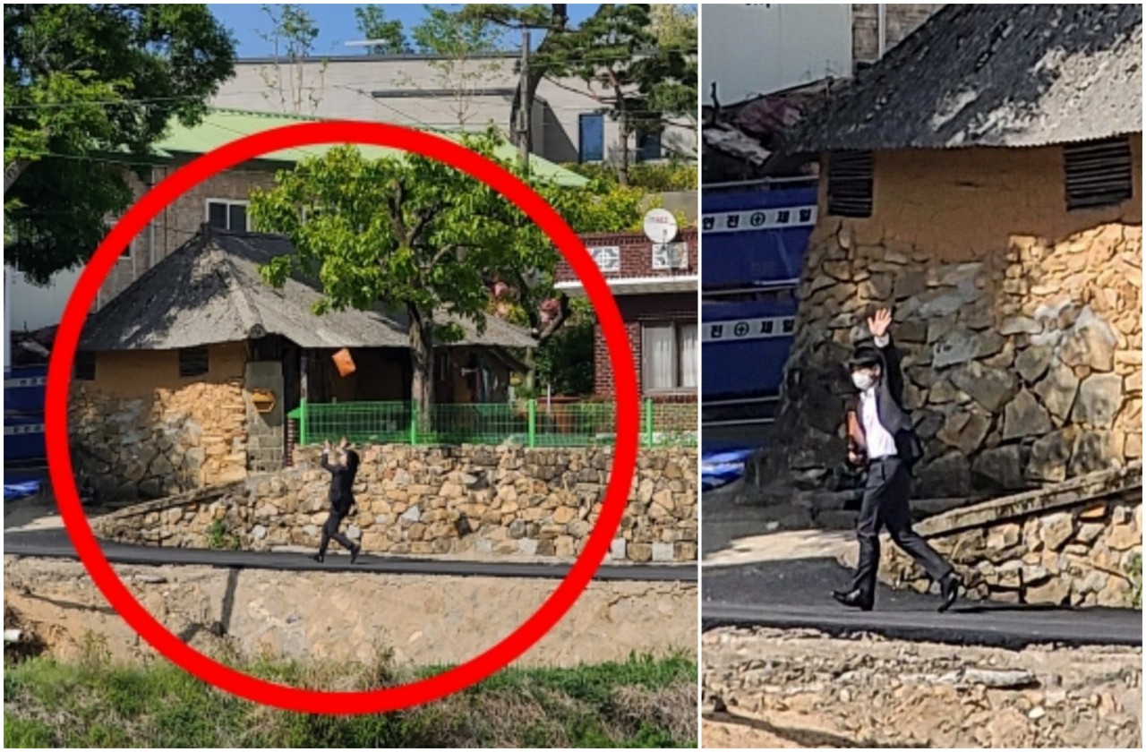 탁현민 전 청와대 의전비서관이 지난 10일 문재인 전 대통령의 경남 양산 사저를 나서며 서류 가방을 하늘로 던지고 있다. [클리앙]