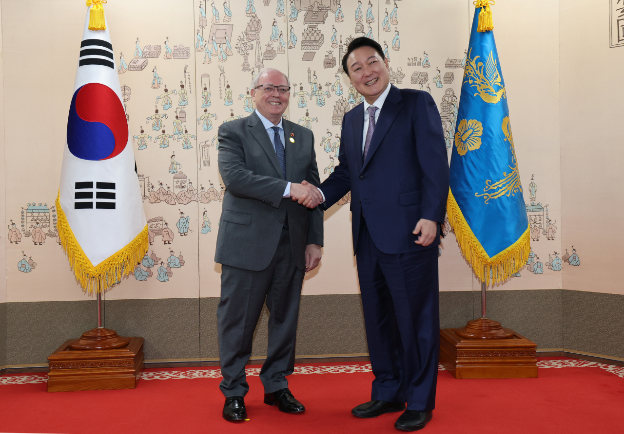 윤석열 대통령이 11일 오전 용산 대통령실 청사에서 조지 퓨리 캐나다 상원의장과 기념촬영을 하고 있다. [연합]