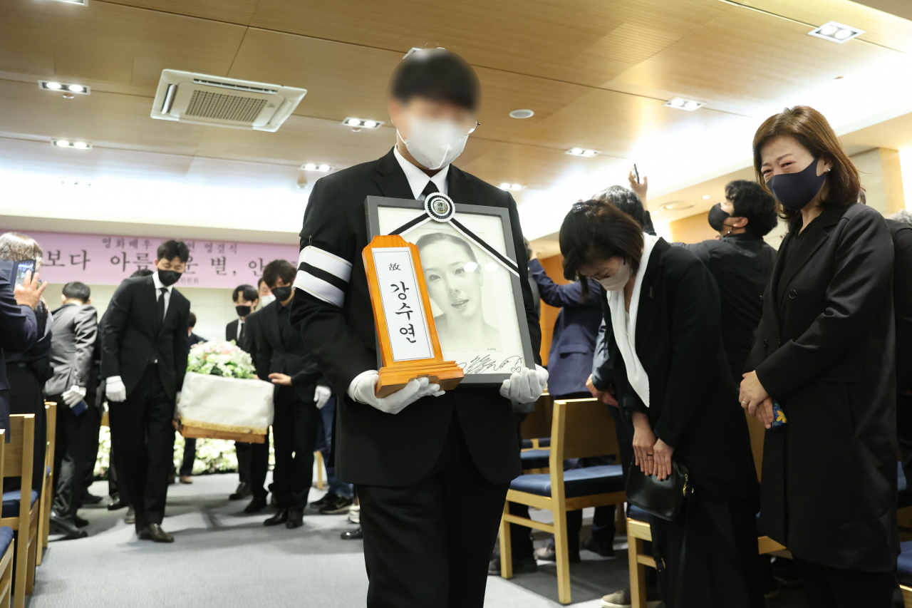11일 서울 강남구 삼성서울병원 장례식장에서 배우 고(故) 강수연의 영결식이 엄수되고 있다. [연합]