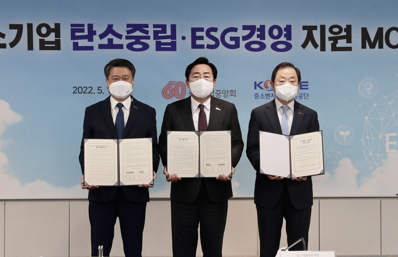 11일 개최된 중소벤처기업진흥공단-중소기업중앙회 업무협약식. 왼쪽부터 김학도 중진공 이사장, 김기문 중기중앙회 회장, 신용문 탄소중립ESG위원회 위원장. [중진공 제공]