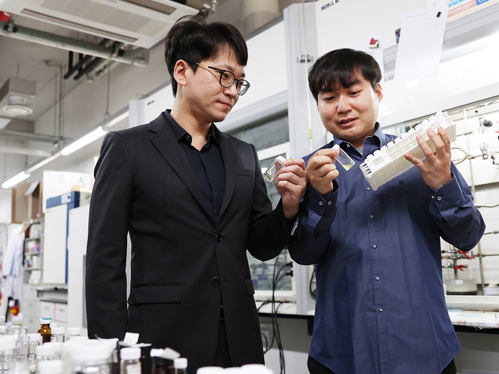서명은(왼쪽) KAIST 화학과 교수와 신민중 석박사통합과정 연구원.[KAIST 제공]