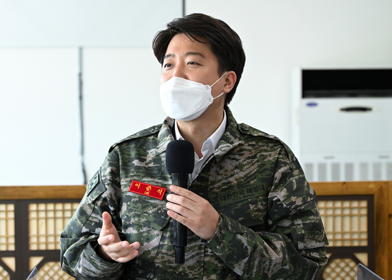 이준석 국민의힘 대표가 11일 인천 옹진군 백령도 해병대 제6여단을 방문, 격려 발언을 하고 있다. [연합]