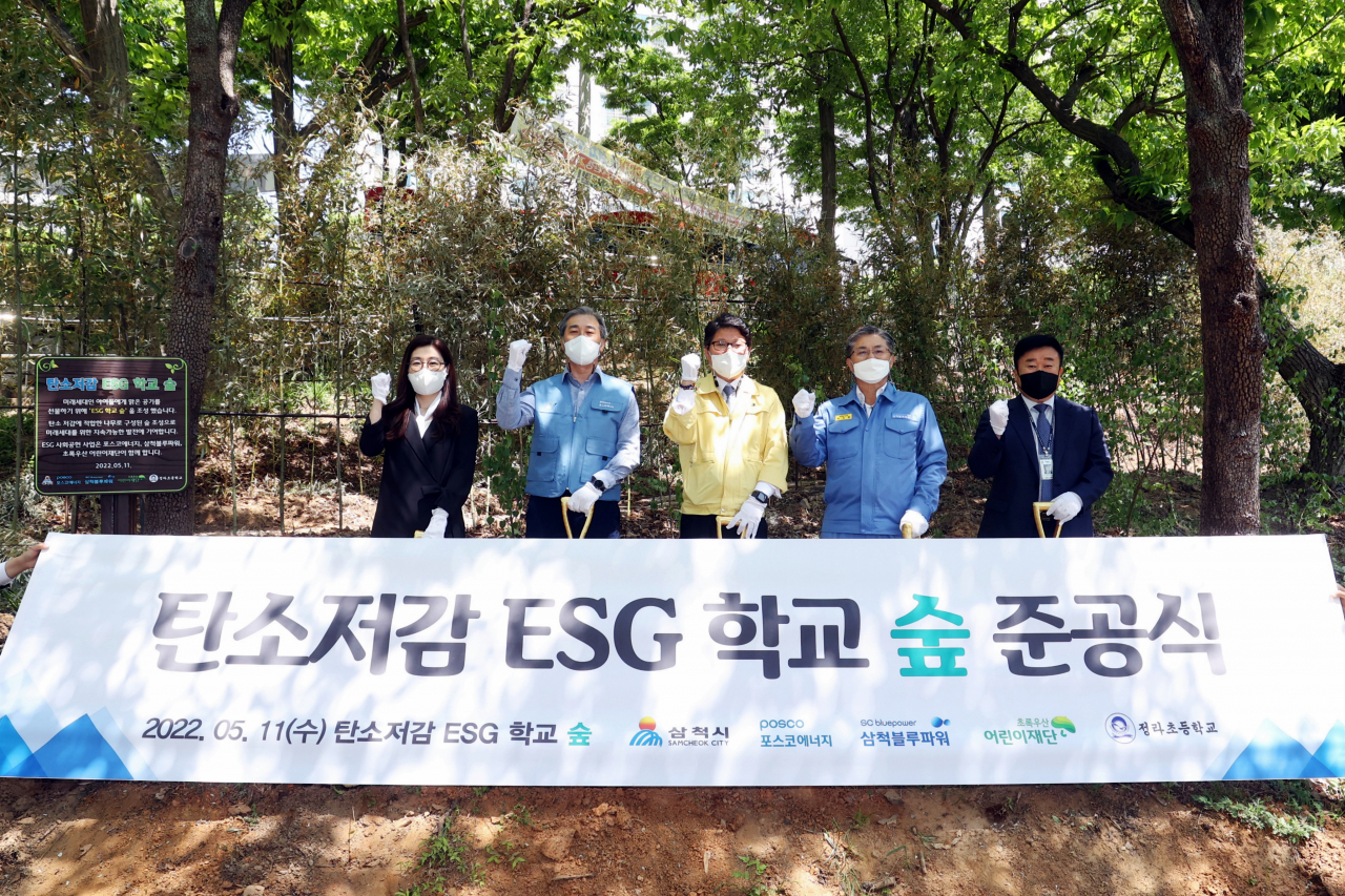 강원 삼척시 정상로에 위치한 정라초등학교 인근 야산에서 ‘탄소저감 친환경 학교 숲 조성’ 행사에 참석한 이전혁(왼쪽 두번째부터) 포스코에너지 기획지원본부장, 심원섭 삼척시 부시장, 옥인환 삼척블루파워 사장, 조현도 정라초등학교 교감 [포스코에너지 제공]
