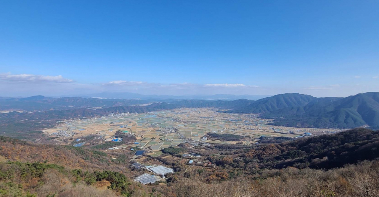 대암산 정상에서 촬영한 한반도 최초 운석충돌구, 적중-초계분지.[한국지질자원연구원 제공]