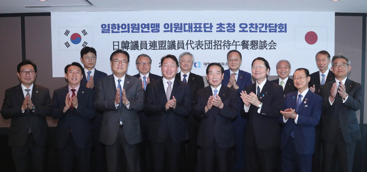 한일 의원연맹 초청 오찬간담회에서 최태원(왼쪽 네번째) 대한상의 회장과 정진석(왼쪽 세번째) 국회 부의장이 일한의원연맹 대표단과 기념촬영을 하고 있다. [대한상의 제공]