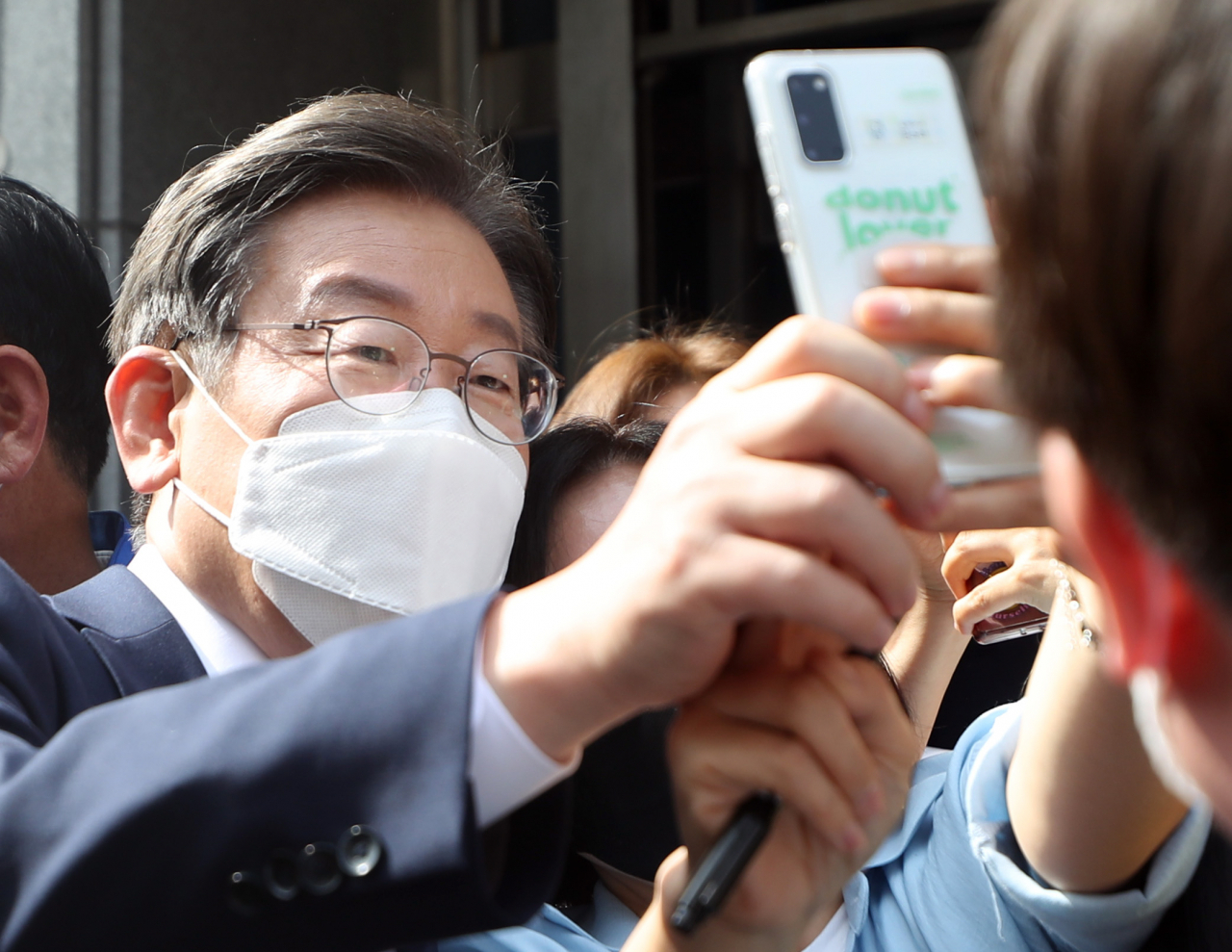 인천 계양을 국회의원 보궐선거에 나서는 더불어민주당 이재명 6·1 지방선거 총괄선거대책위원장이 11일 오후 인천시 계양구 보훈회관 앞에서 한 주민과 기념촬영을 하고 있다. [연합]