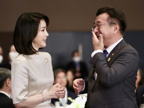 윤석열 대통령 부인 김건희 여사가 10일 오후 서울 중구 신라호텔에서 열린 외빈 초청만찬에서 더불어민주당 윤호중 비상대책위원장과 환담하고 있다. [연합]