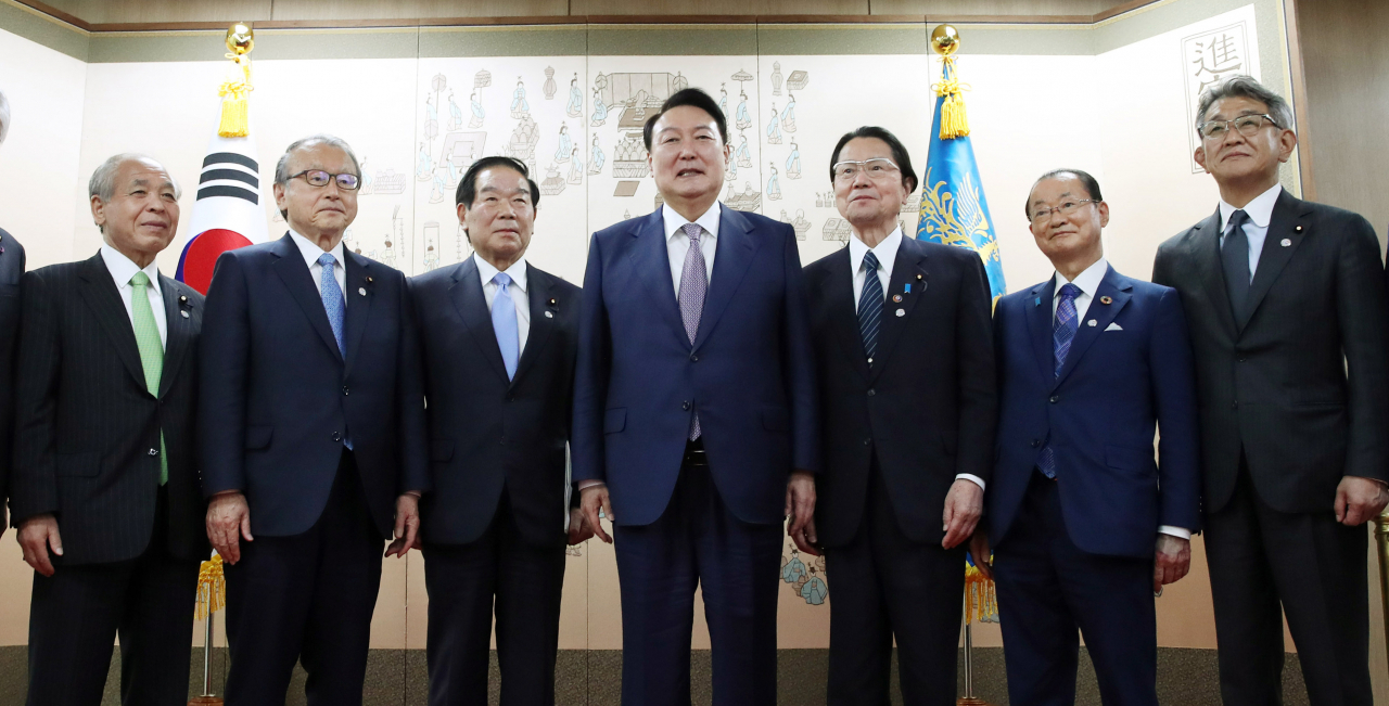 윤석열 대통령이 11일 서울 용산 대통령실 청사 접견실 앞에서 누카가 후쿠시로 한일의원연맹 회장 등 일본 의원단과 기념촬영을 하고 있다. [연합]