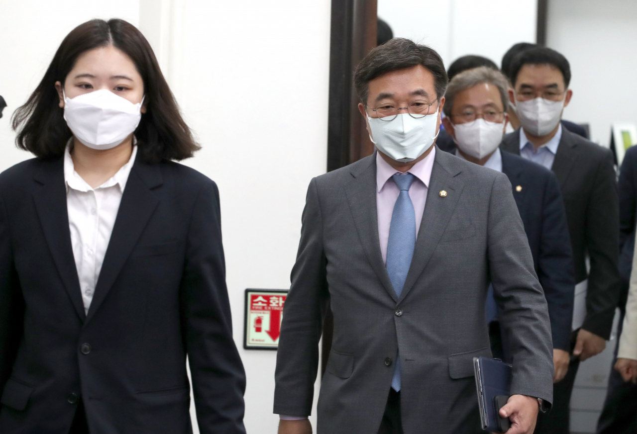 더불어민주당 윤호중 박지현 공동비상대책위원장이 11일 국회에서 열린 비상대책위원회 회의에 참석하고 있다. [연합]