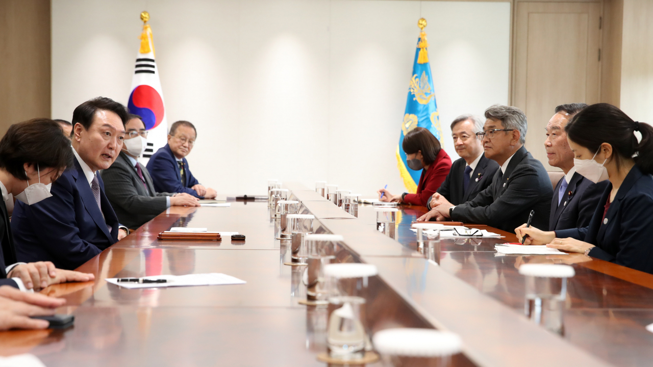 윤석열 대통령이 11일 서울 용산 대통령실 청사 접견실에서 누카가 후쿠시로 한일의원연맹 회장 등 일본 의원단을 접견하고 있다. [연합]