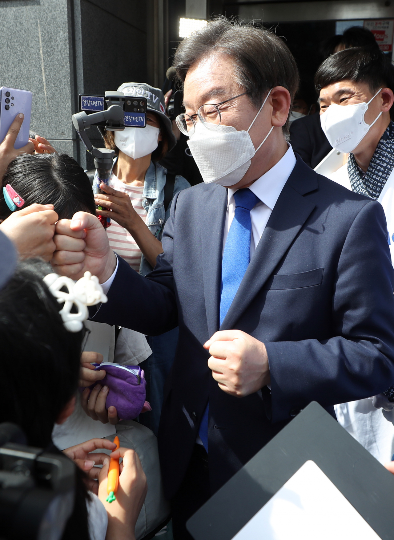 인천 계양을 국회의원 보궐선거에 나서는 이재명 더불어민주당 6·1 지방선거 총괄선거대책위원장이 11일 오후 인천시 계양구 보훈회관 앞에서 주민들과 인사를 나누고 있다. [연합]